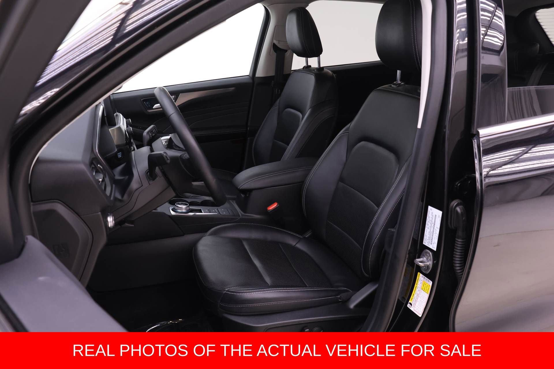 Used 2022 Ford Escape Titanium image 4