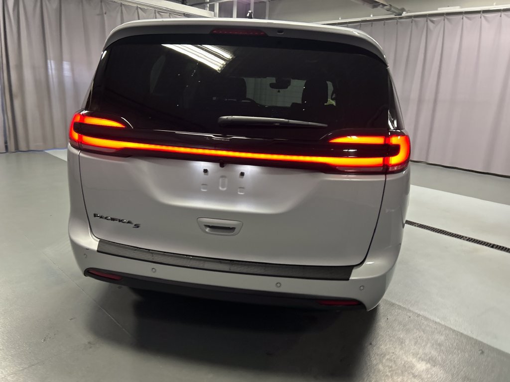 Used 2026 Chrysler Pacifica Select w/ S Appearance Package FWD image 6