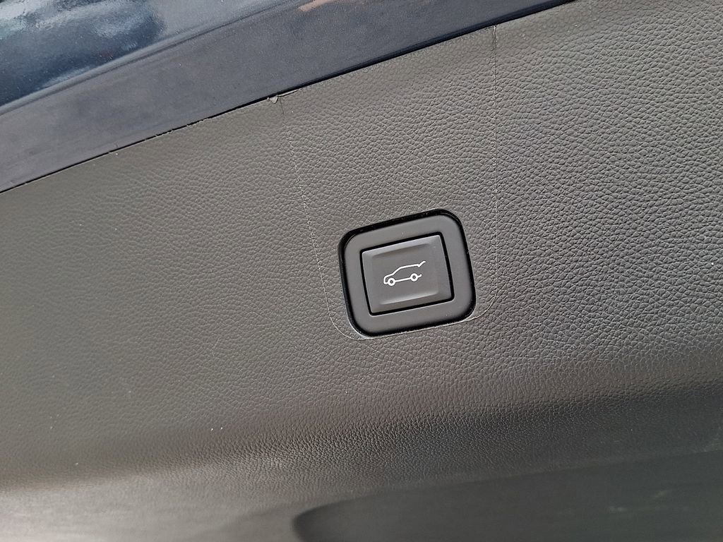 Used 2023 Chevrolet Traverse LT image 28