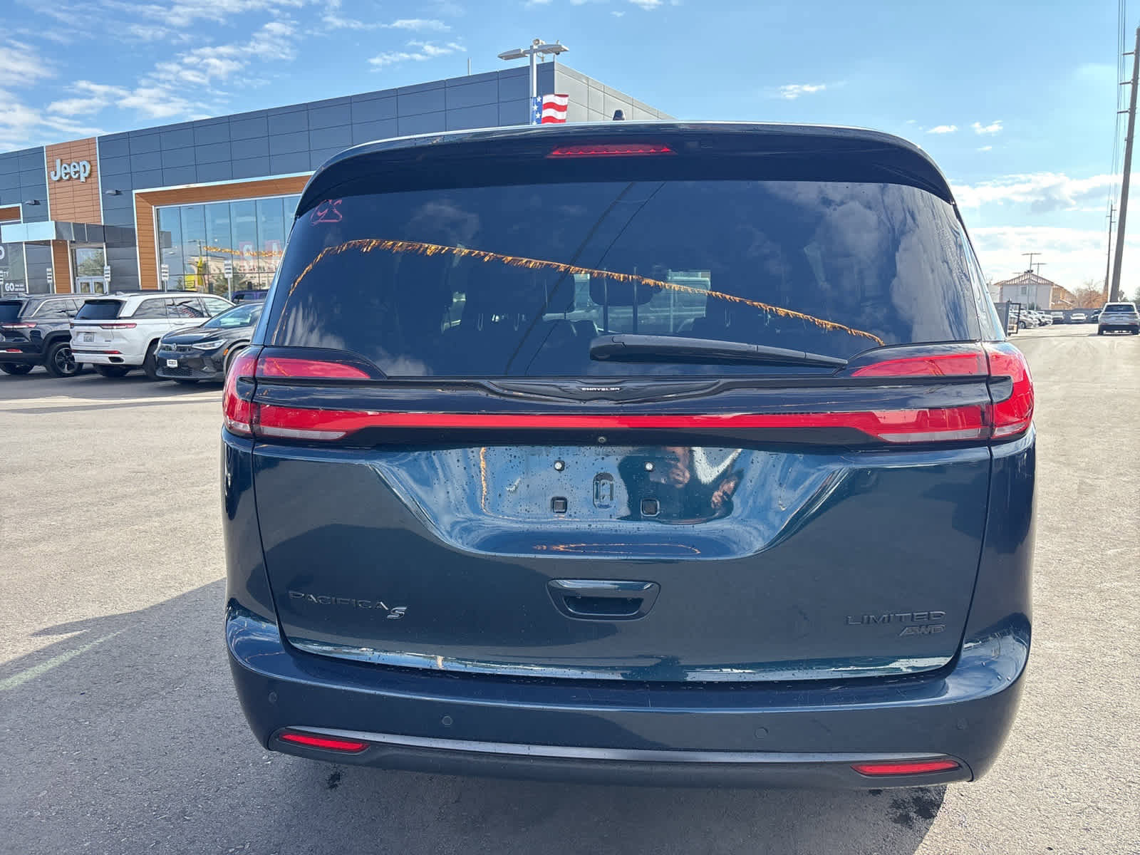 Used 2022 Chrysler Pacifica Limited w/ Uconnect Theater Family Group image 6