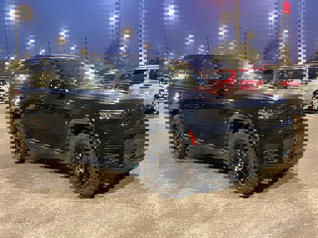 Used 2023 Jeep Grand Cherokee L Laredo image 3