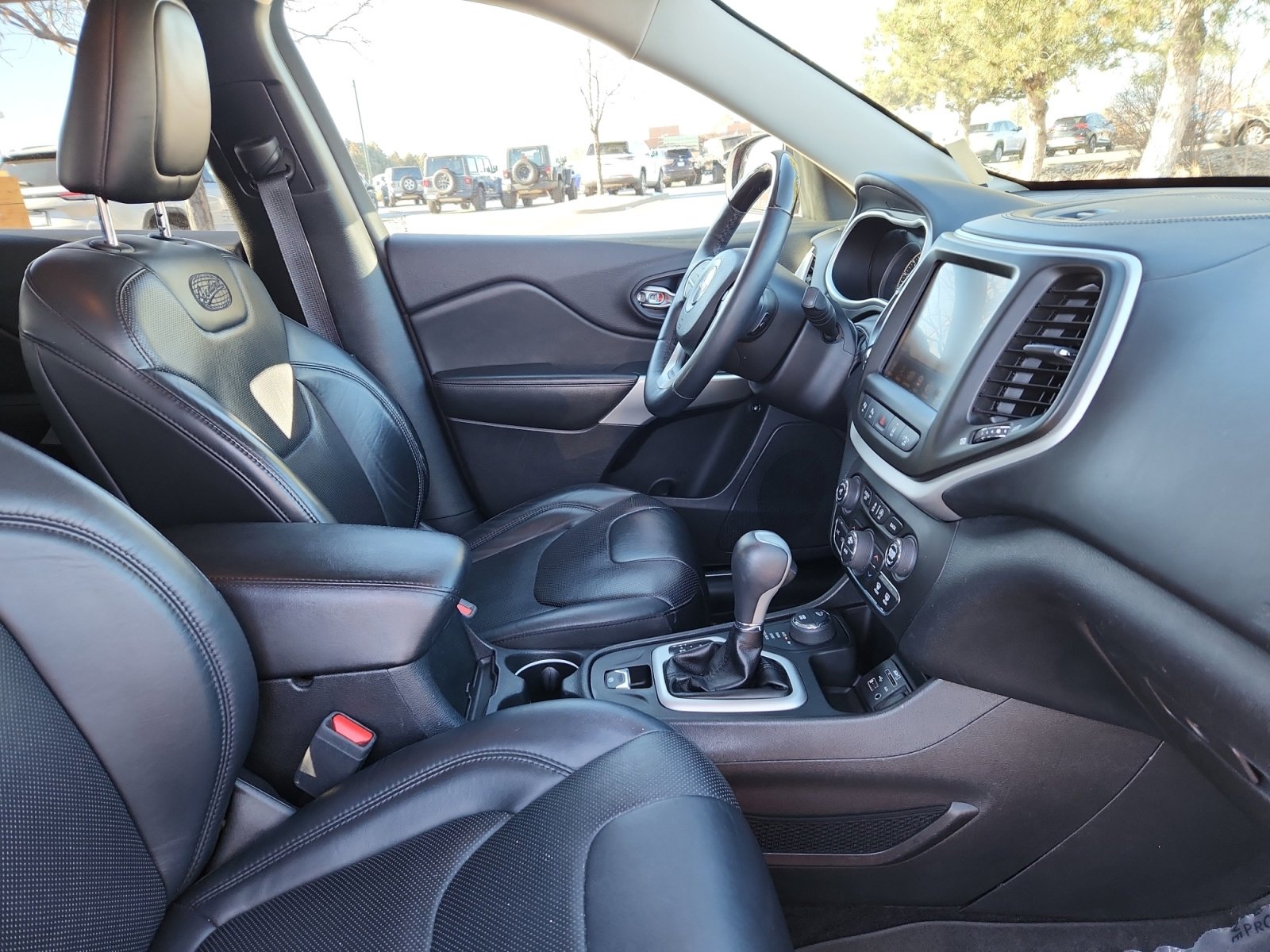 Used 2016 Jeep Cherokee Overland w/ Technology Group image 19