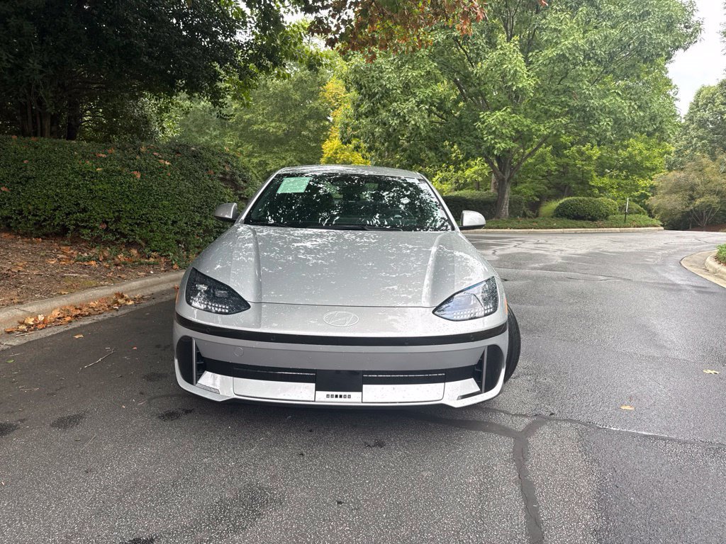Used 2024 Hyundai Ioniq 6 SE RWD image 2