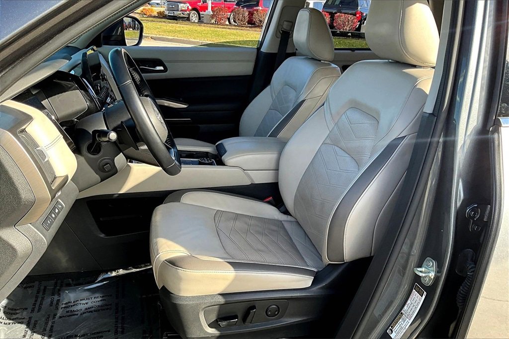 Used 2022 Nissan Pathfinder Platinum w/ Cargo Package image 17