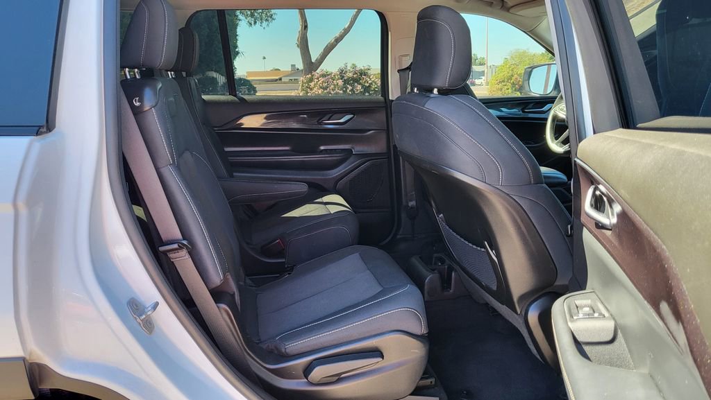 Used 2023 Jeep Grand Cherokee L Laredo RWD image 21