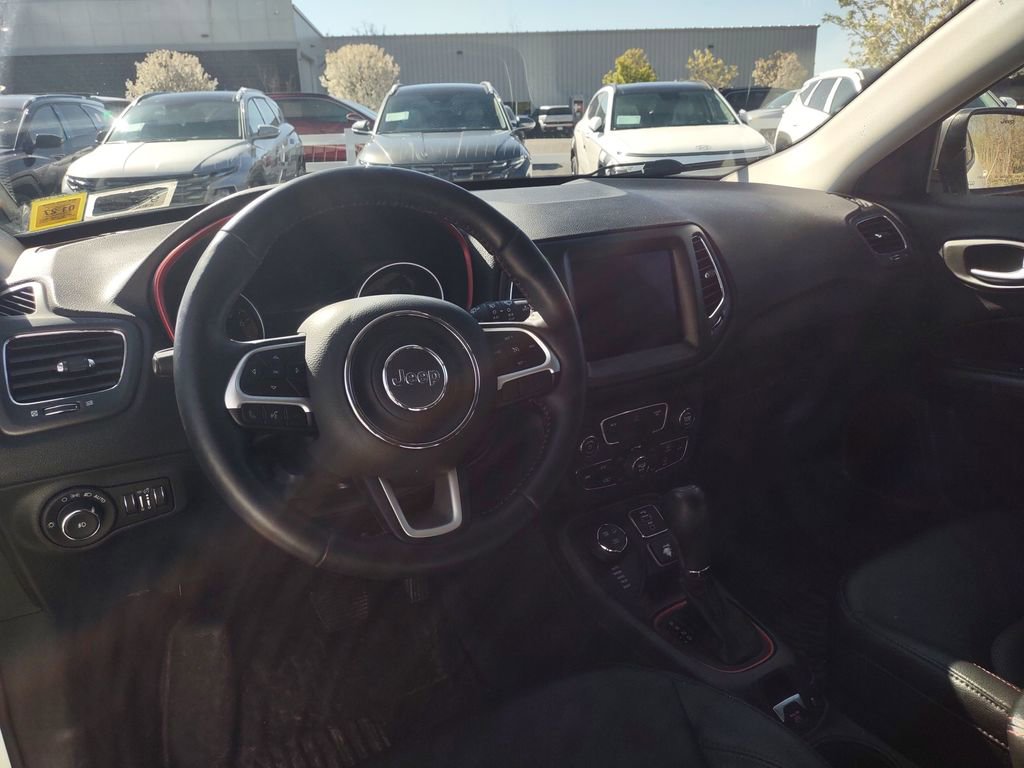 Used 2018 Jeep Compass Trailhawk w/ Leather Interior Group AWD/4WD image 9