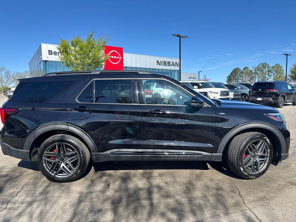 Used 2025 Ford Explorer ST-Line w/ ST-Line Street Pack image 2