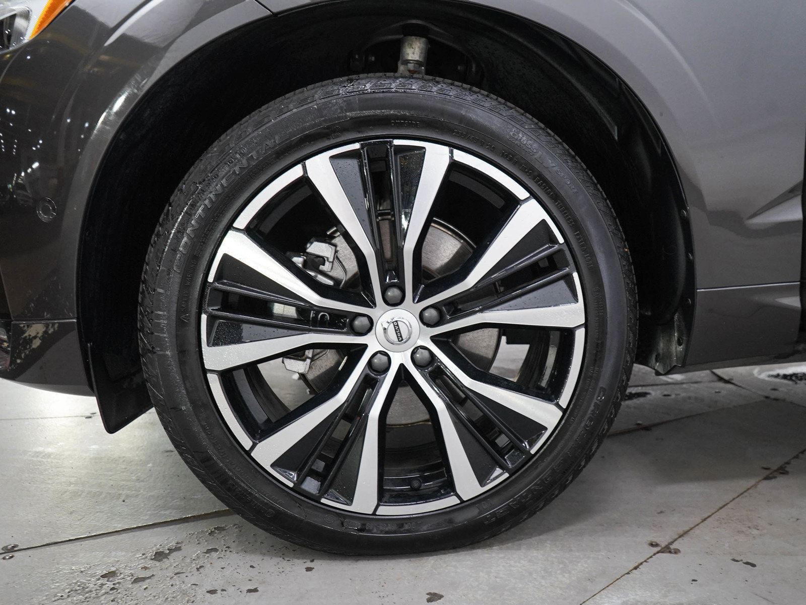 Used 2025 Volvo XC60 B5 Plus AWD/4WD image 33