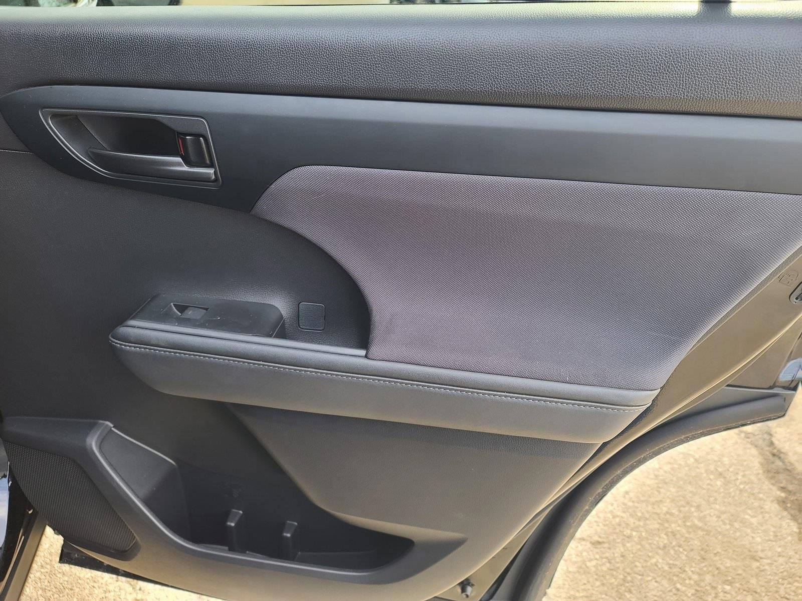 Used 2024 Toyota Highlander LE image 19