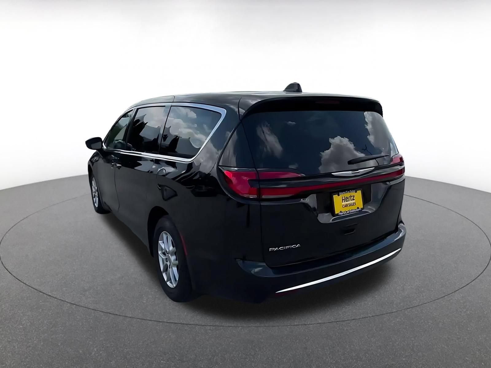 Used 2025 Chrysler Pacifica Select FWD image 10