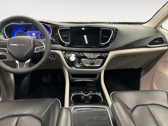 Used 2024 Chrysler Pacifica Limited AWD/4WD image 10