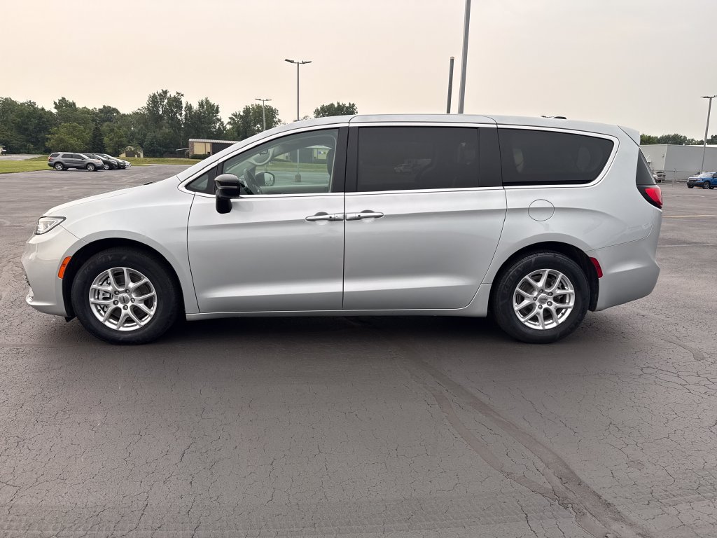 Used 2024 Chrysler Pacifica Touring-L FWD image 5