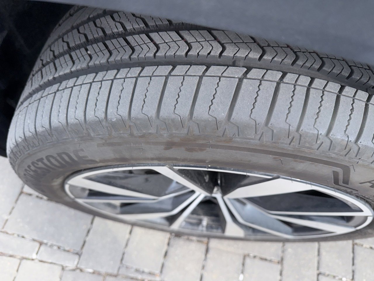 Used 2025 Volkswagen Atlas Cross Sport SEL Premium R-Line image 10