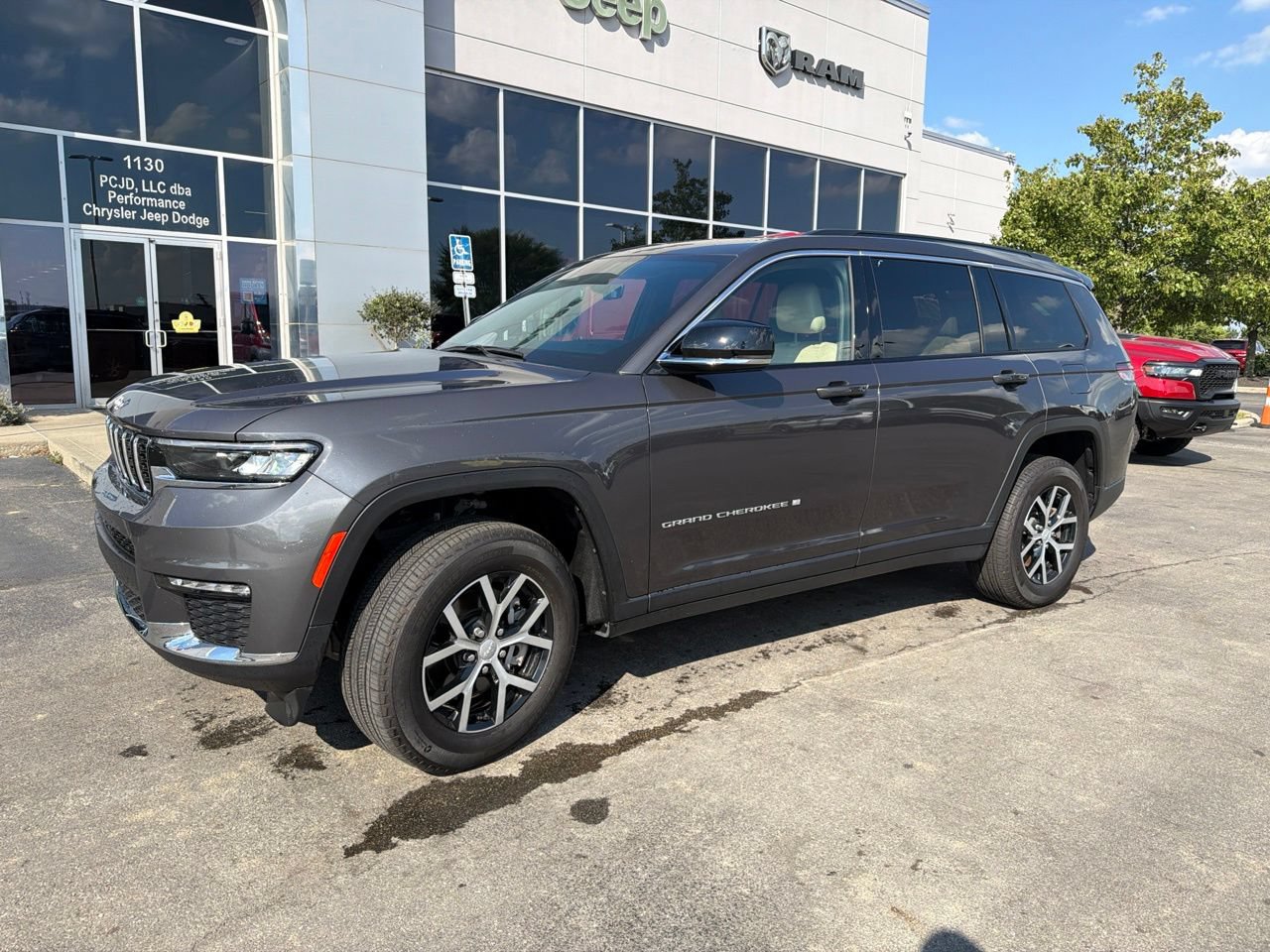 Used 2025 Jeep Grand Cherokee L Limited AWD/4WD image 4