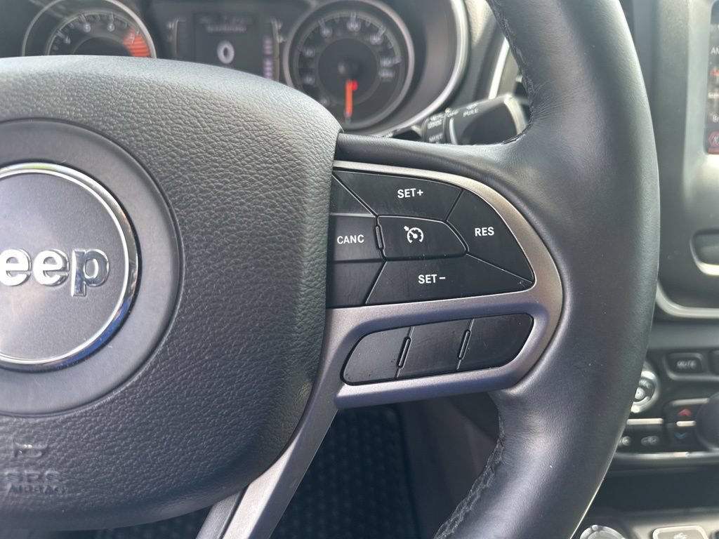 Used 2019 Jeep Cherokee Latitude Plus w/ Comfort/Convenience Group AWD/4WD image 11