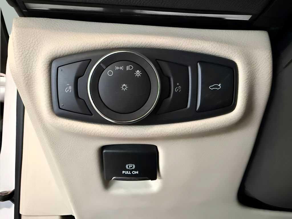 Used 2020 Lincoln MKZ w/ Convenience Package FWD image 18