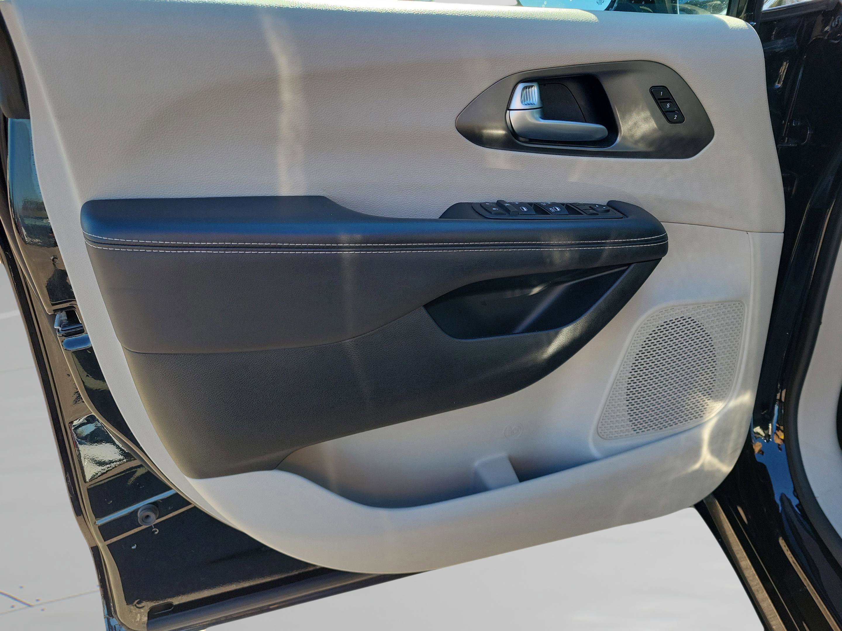 Used 2024 Chrysler Pacifica Touring-L image 19