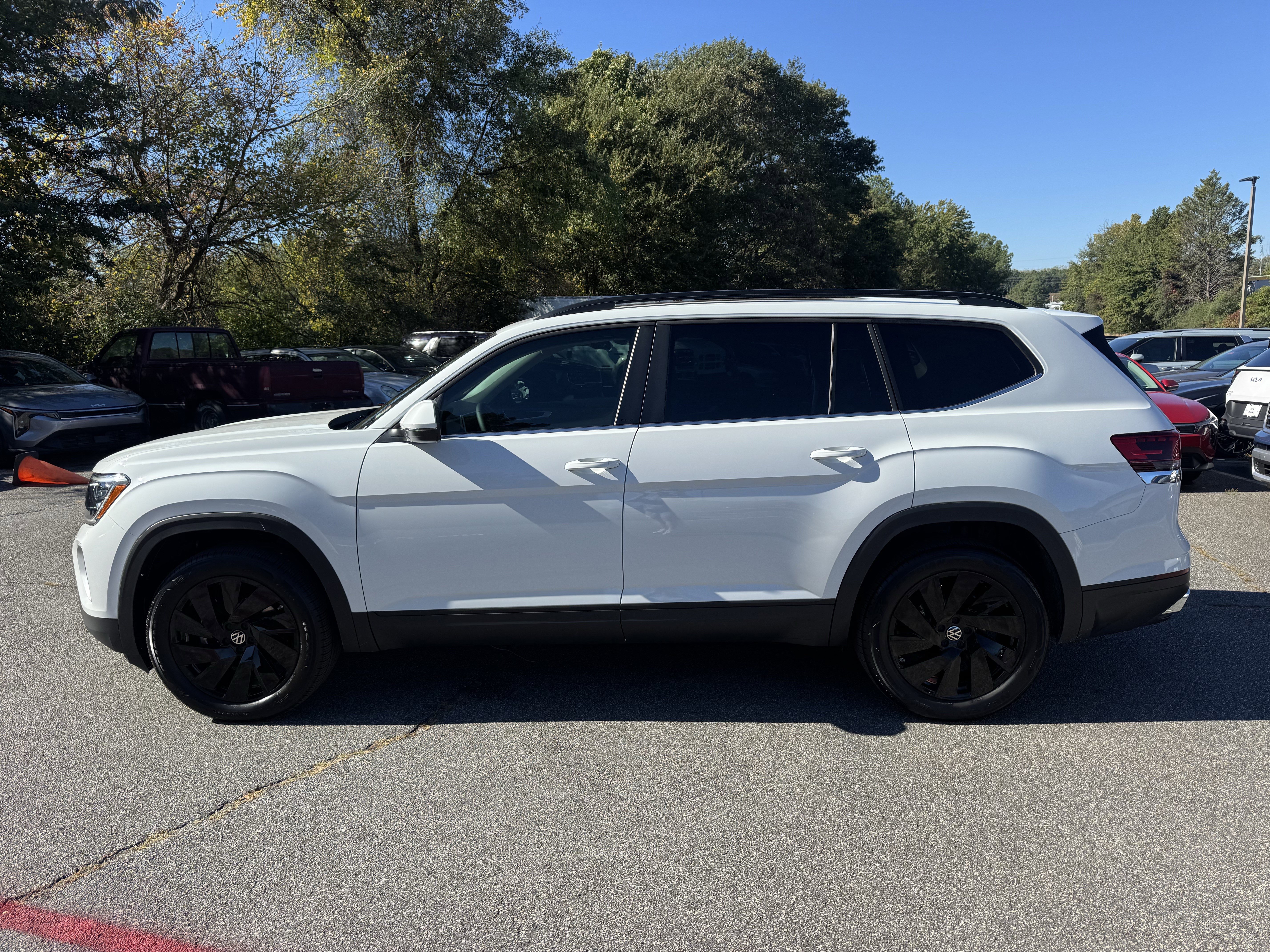 Used 2025 Volkswagen Atlas SE image 4