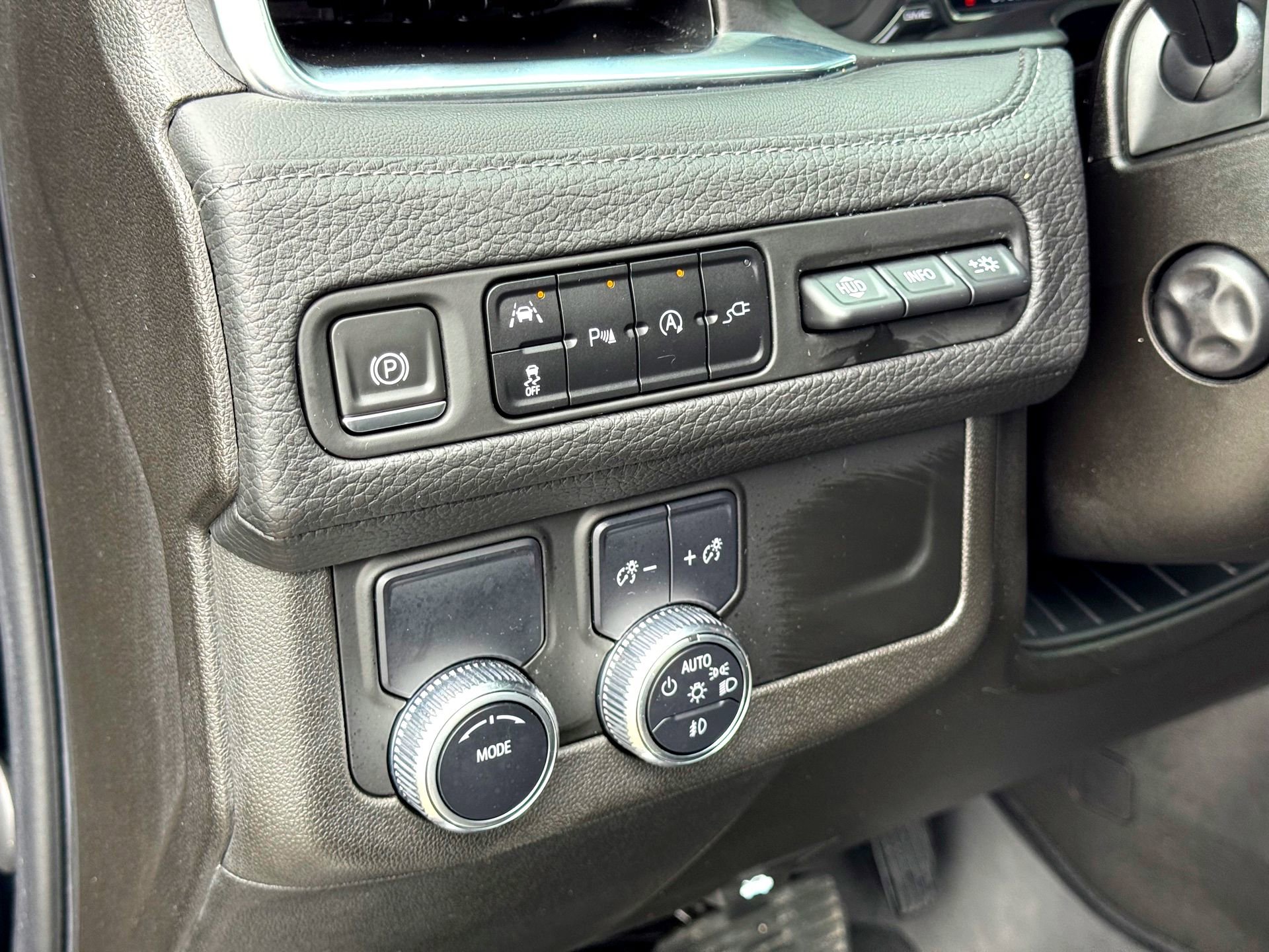 Used 2021 GMC Yukon Denali w/ Denali Premium Package RWD image 15