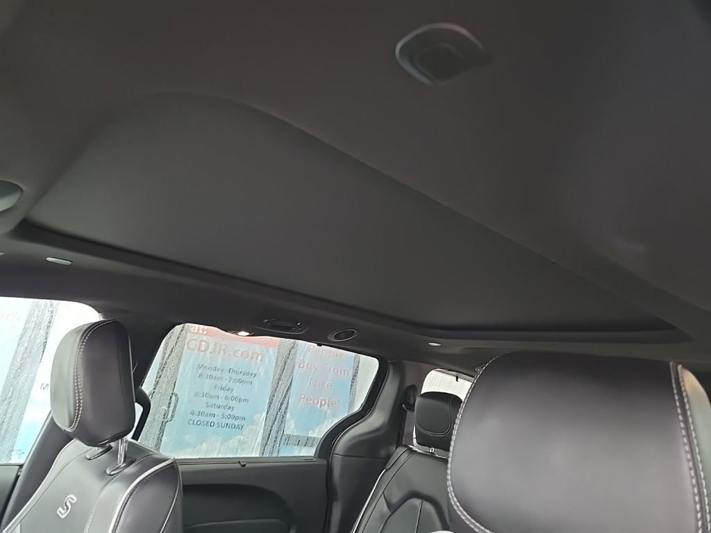 Used 2025 Chrysler Pacifica Limited image 33