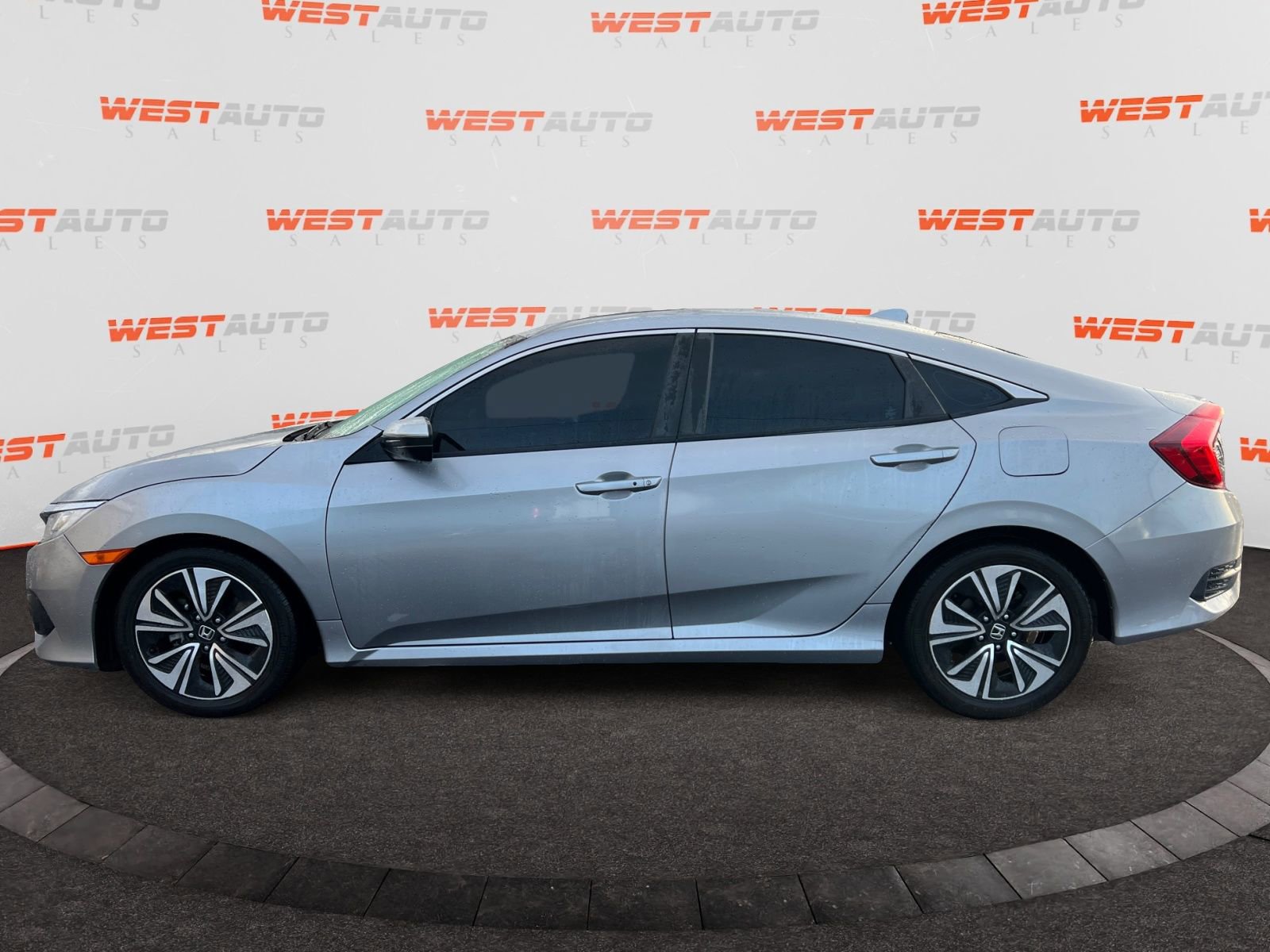 Used 2018 Honda Civic EX-L image 2