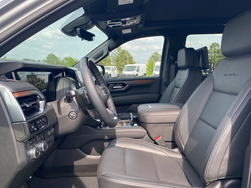 Used 2026 GMC Yukon Denali w/ Advanced Technology Package image 12