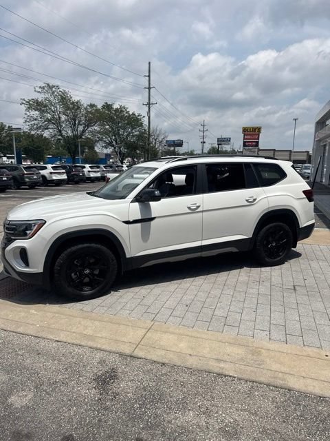 Used 2024 Volkswagen Atlas Peak Edition SEL AWD/4WD image 12