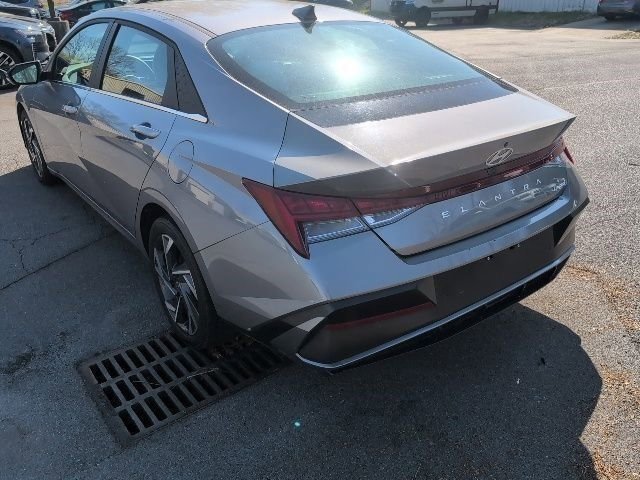 Used 2024 Hyundai Elantra Limited image 10
