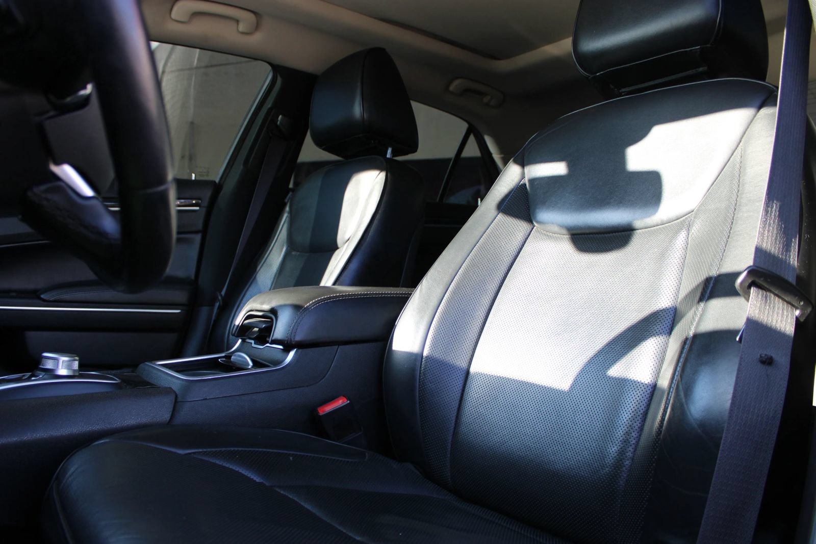 Used 2016 Chrysler 300 C RWD image 10