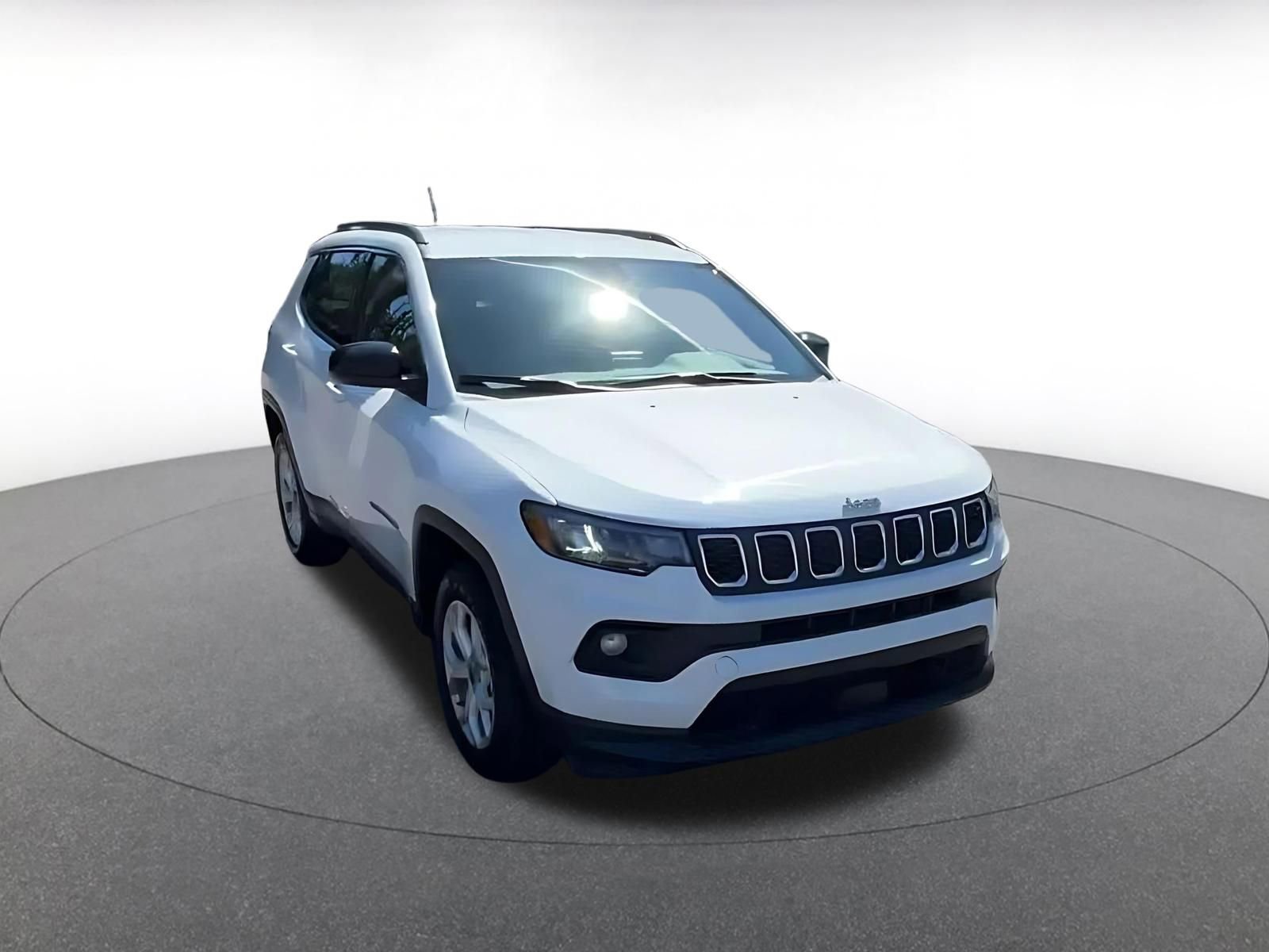 Used 2025 Jeep Compass Latitude image 3