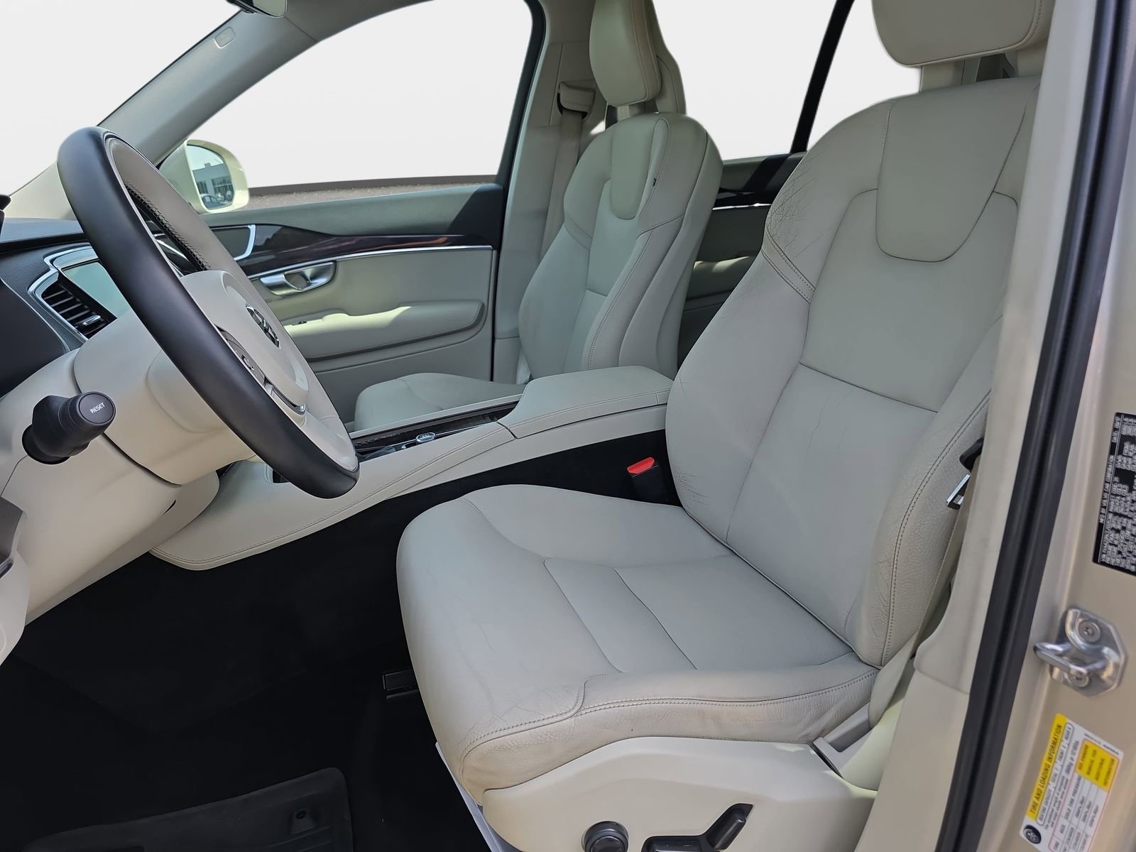 Used 2018 Volvo XC90 T6 Momentum w/ Convenience Package AWD/4WD image 16