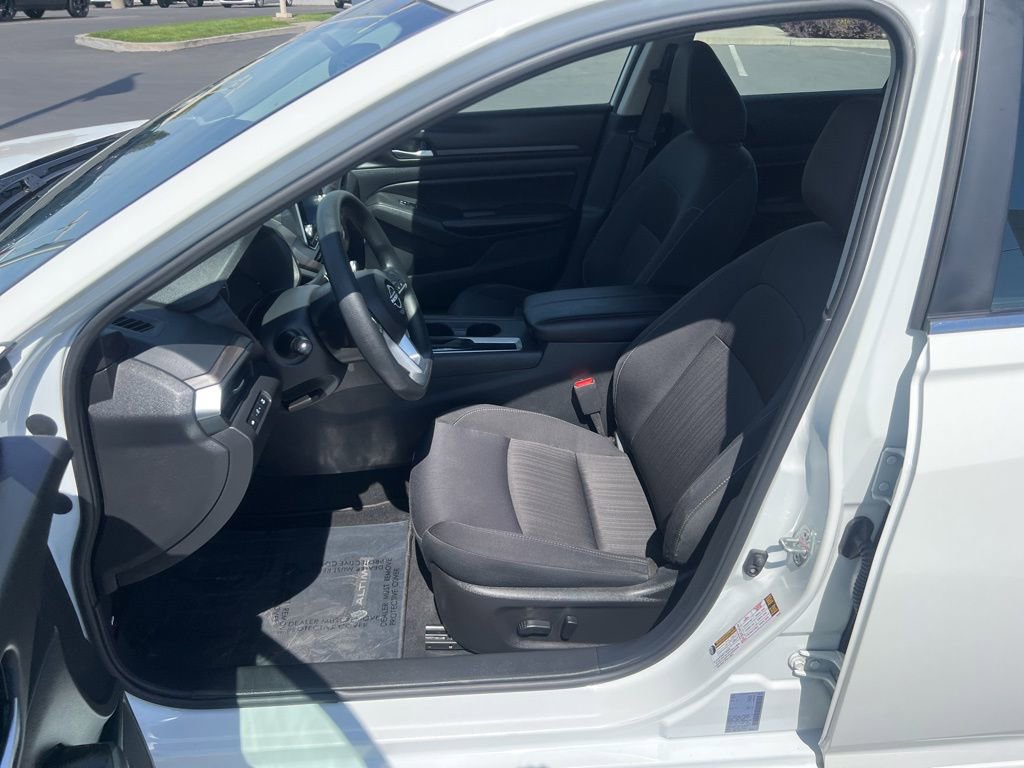 Used 2025 Nissan Altima 2.5 SV FWD image 16