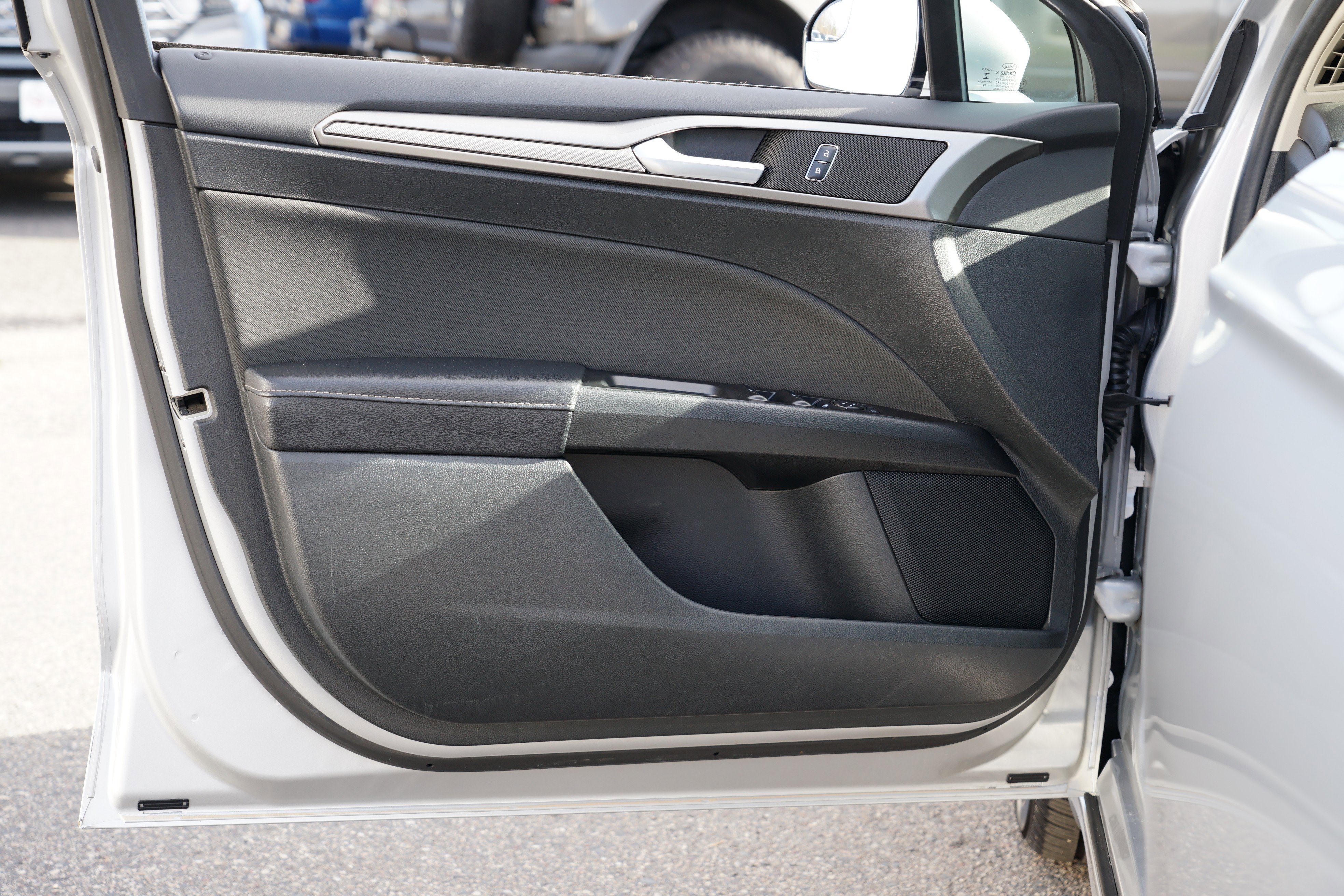 Used 2017 Ford Fusion SE w/ Fusion SE Technology Package image 16