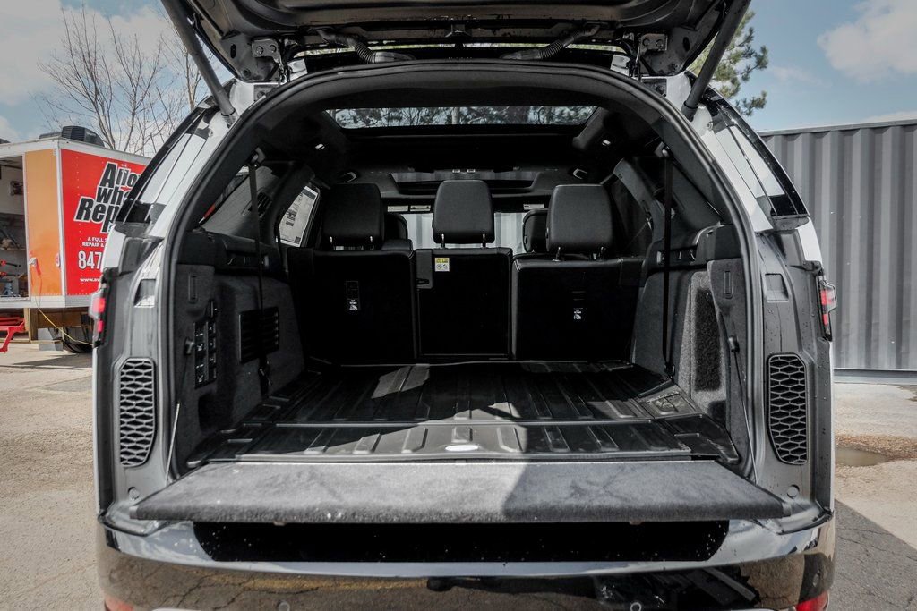 Used 2025 Land Rover Discovery Metropolitan Edition image 8