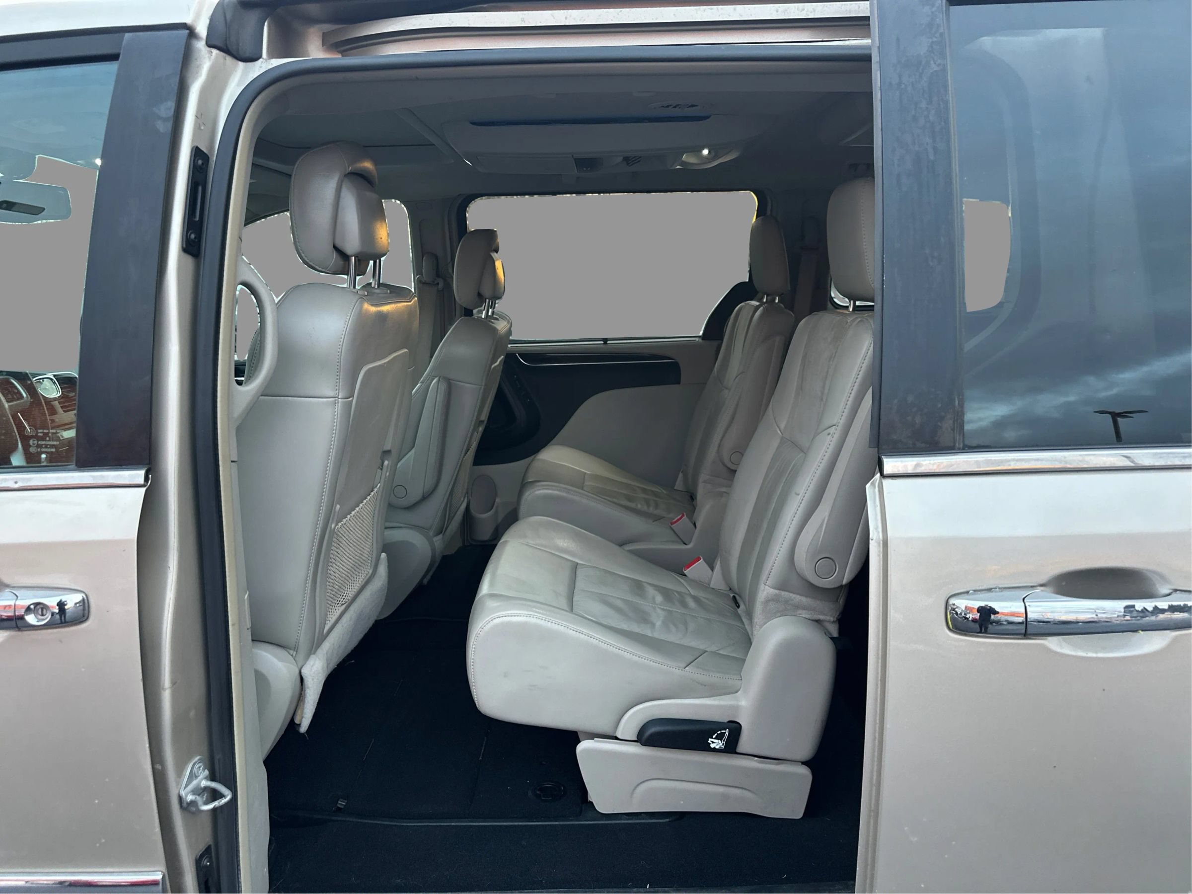 Used 2015 Chrysler Town & Country Limited Platinum FWD image 11