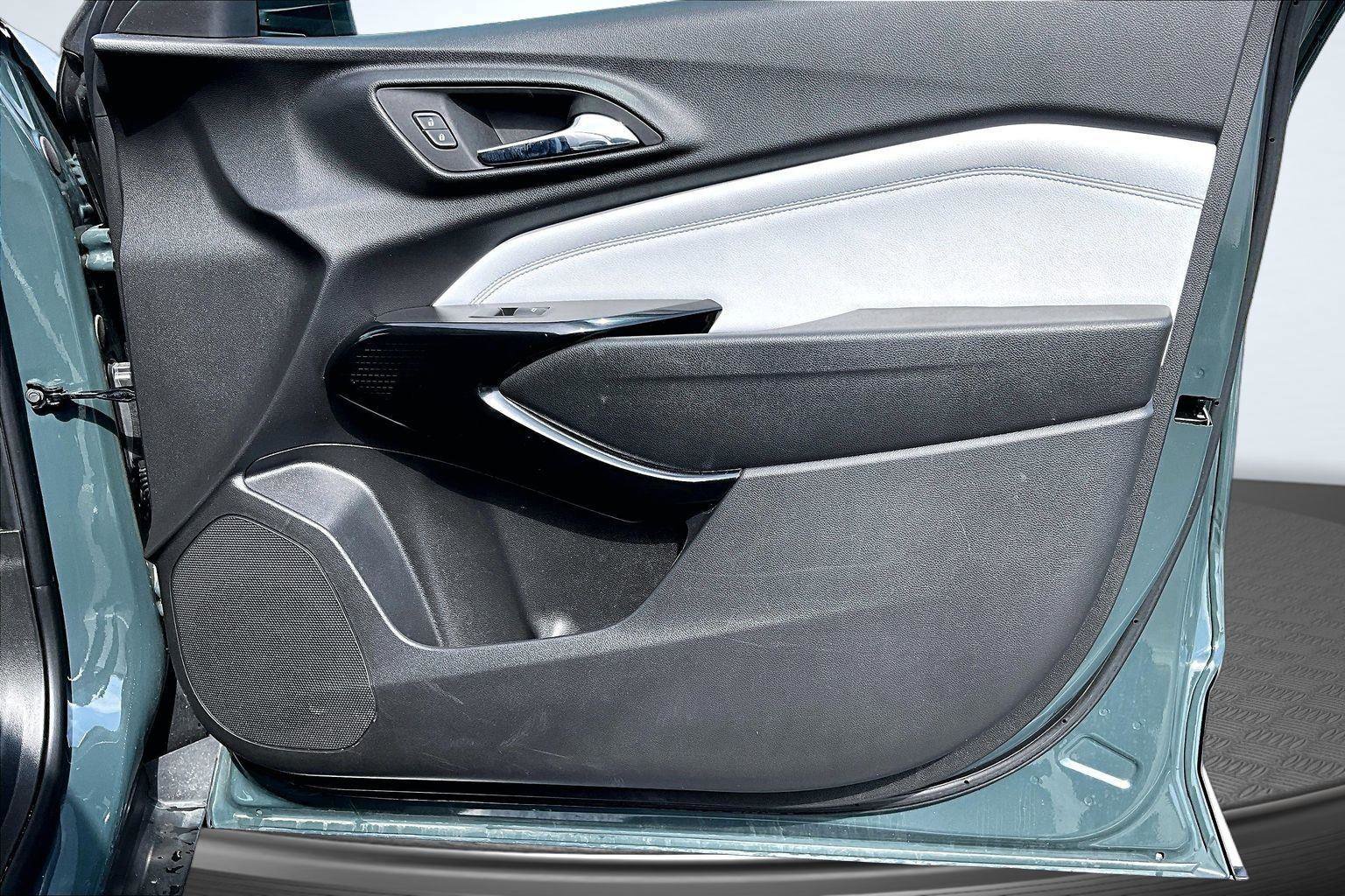 Used 2025 Chevrolet Trax LT FWD image 25