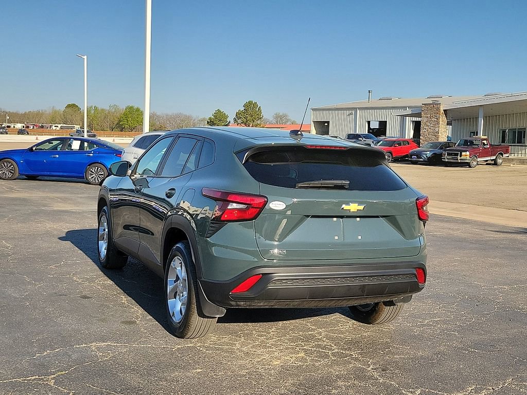 Used 2025 Chevrolet Trax LS w/ LS Convenience Package FWD image 4
