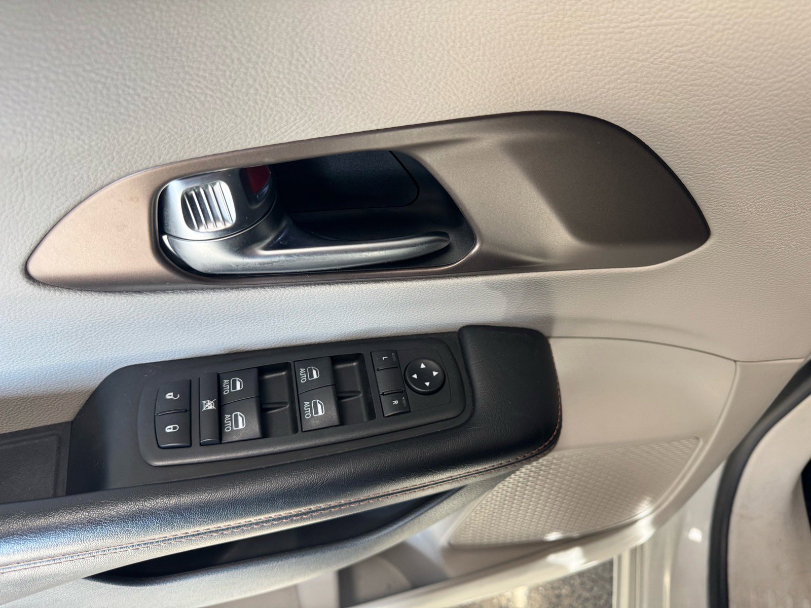 Used 2019 Chrysler Pacifica Touring-L Plus w/ Advanced Safetytec Group FWD image 17