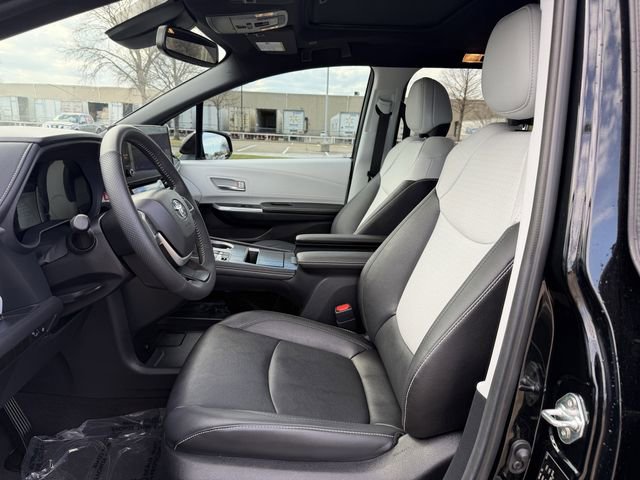 Used 2025 Toyota Sienna XSE image 27