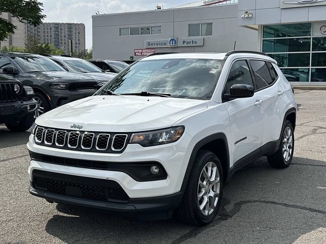 Used 2024 Jeep Compass Latitude w/ Sun and Sound Group AWD/4WD image 6