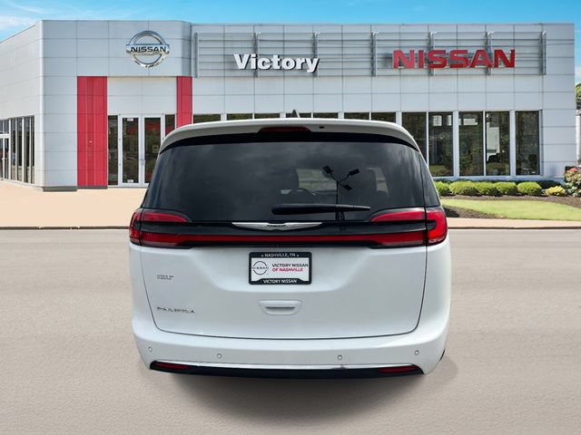 Used 2023 Chrysler Pacifica Touring-L FWD image 4