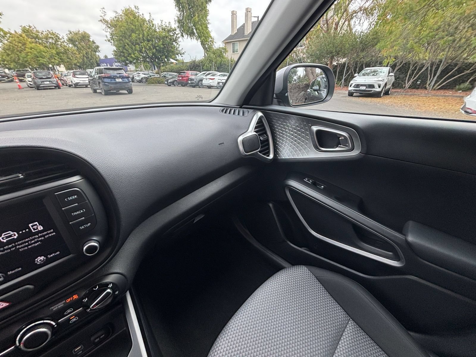 Used 2025 Kia Soul LX w/ LX Technology Package FWD image 28