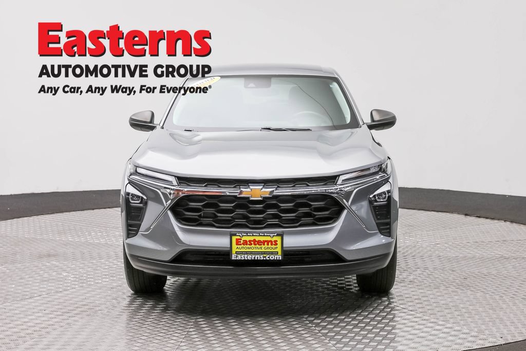 Used 2024 Chevrolet Trax LS w/ Driver Confidence Package FWD image 2