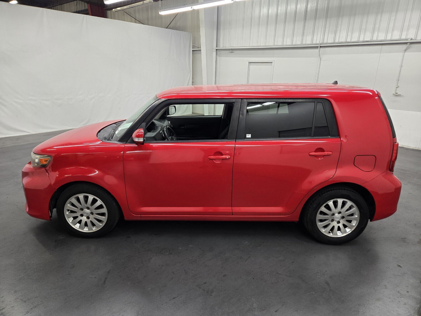 Used 2015 Scion xB FWD image 2