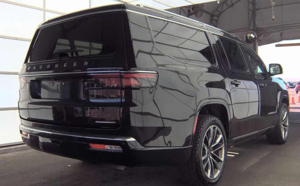 Used 2023 Jeep Wagoneer L Series III w/ Premium Group I RWD image 4