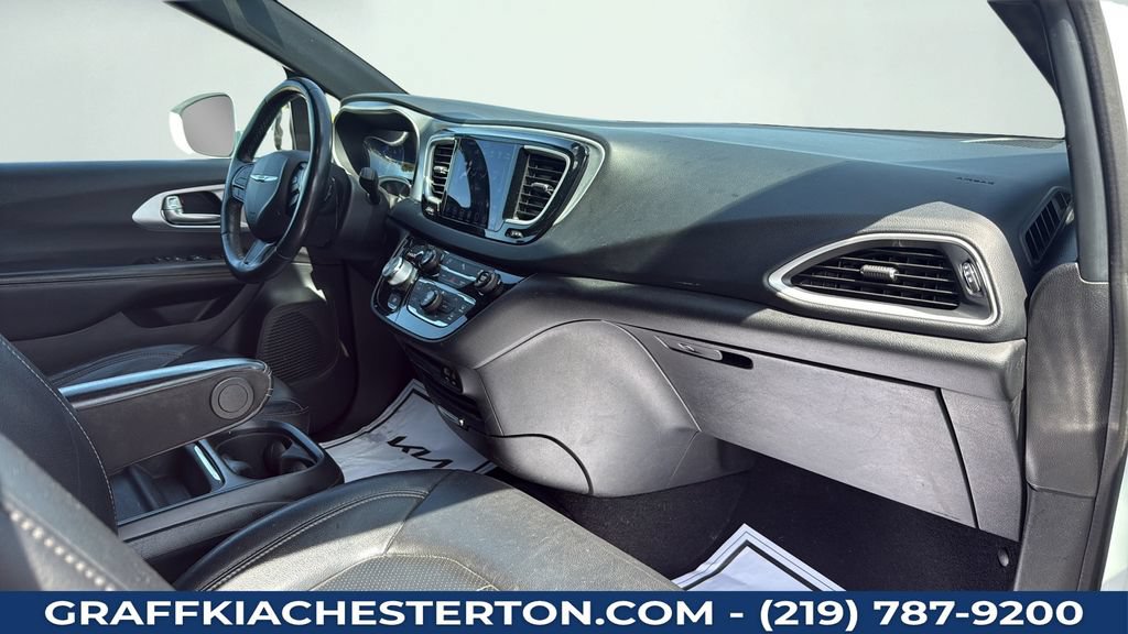 Used 2020 Chrysler Pacifica Touring-L w/ Premium Audio Group FWD image 36