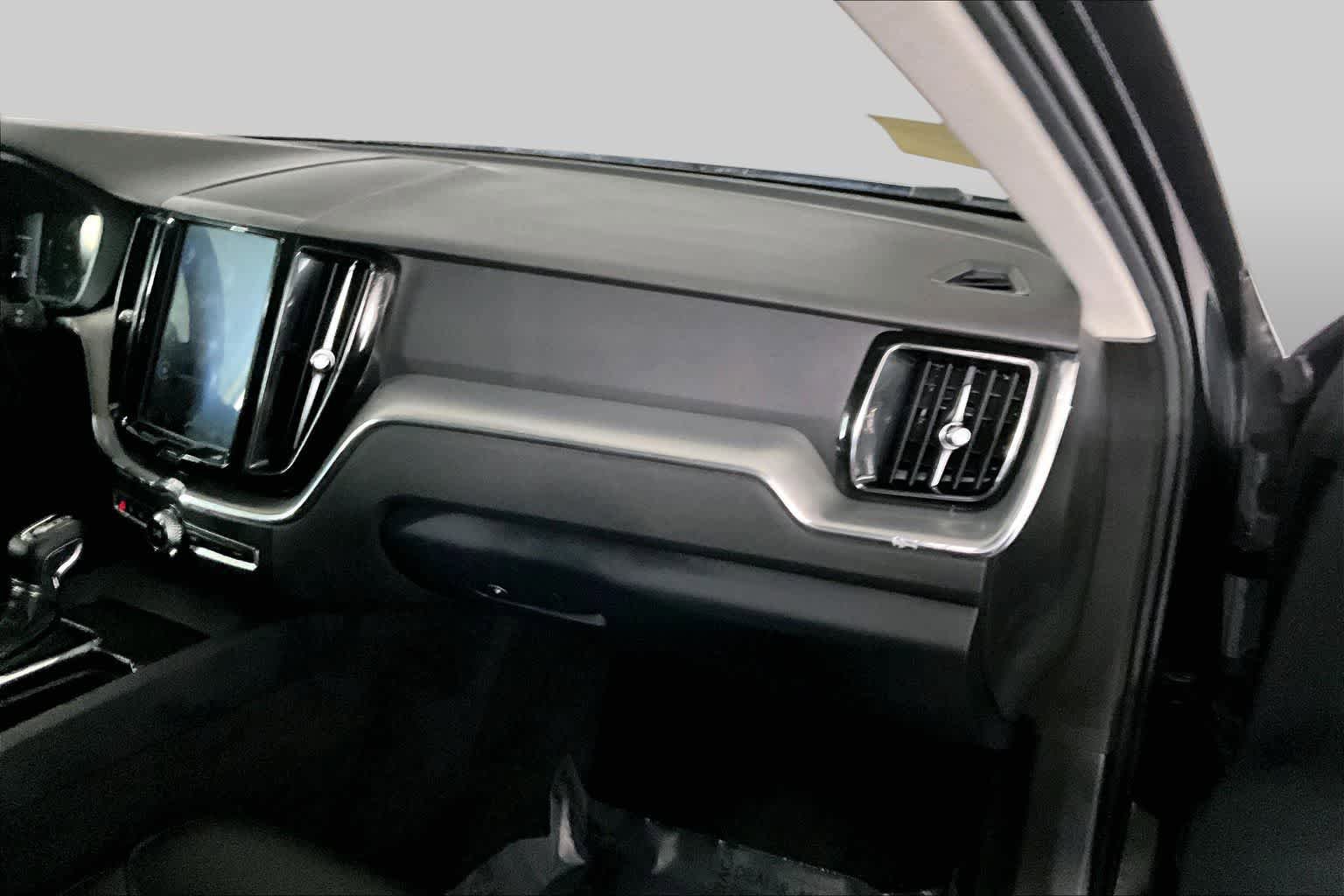 Used 2019 Volvo XC60 T5 Momentum w/ Premium Package AWD/4WD image 19
