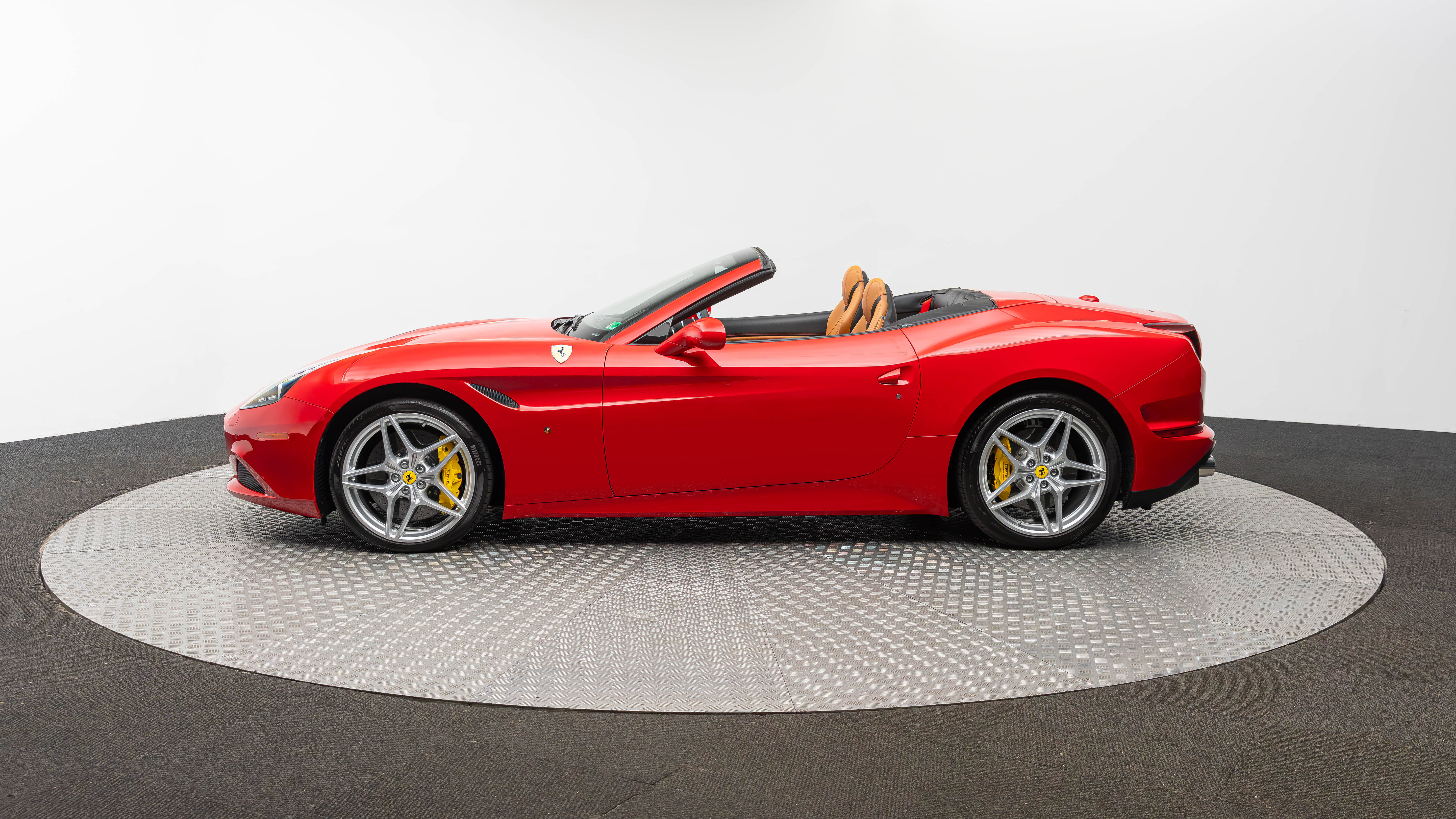 Certified 2016 Ferrari California T RWD image 2
