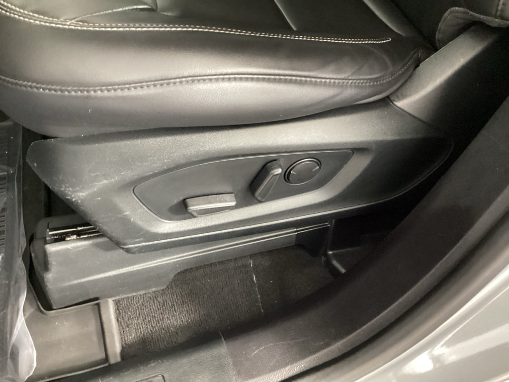 Used 2022 Ford Explorer XLT w/ Equipment Group 202A AWD/4WD image 18