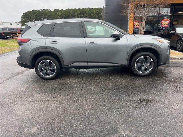 Used 2024 Nissan Rogue SV image 2